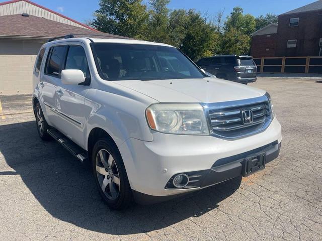 Photo of 2013 White Honda Pilot