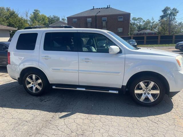 Photo of 2013 White Honda Pilot