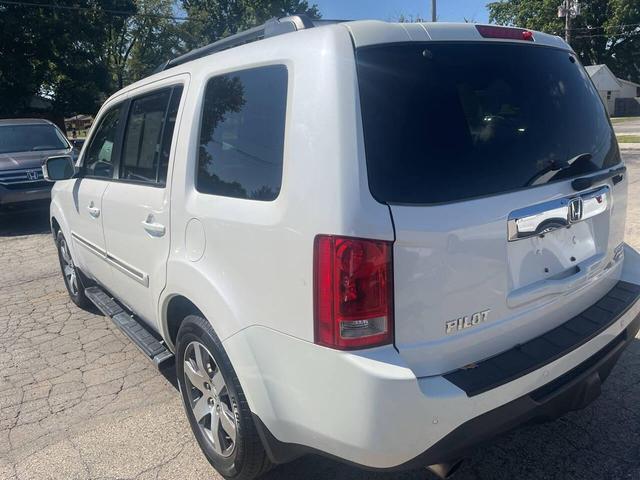 Photo of 2013 White Honda Pilot