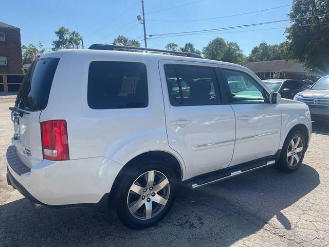 Photo of 2013 White Honda Pilot