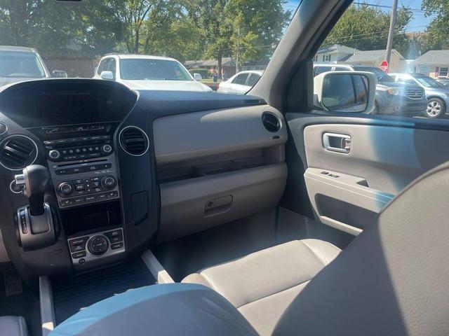 Photo of 2013 White Honda Pilot