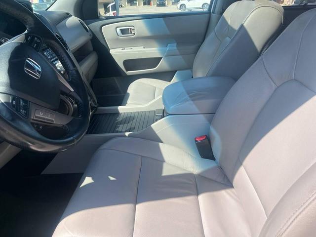 Photo of 2013 White Honda Pilot