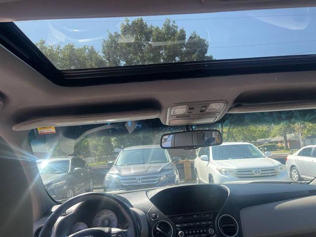 Photo of 2013 White Honda Pilot