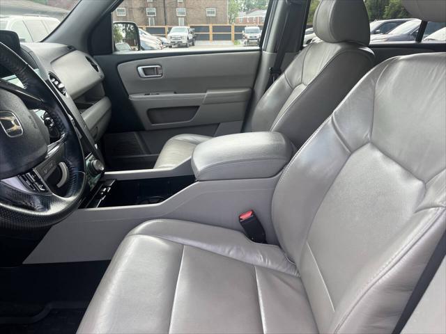 Photo of 2011 White Honda Pilot
