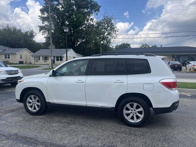Photo of 2011 White Toyota Highlander