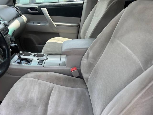 Photo of 2011 White Toyota Highlander