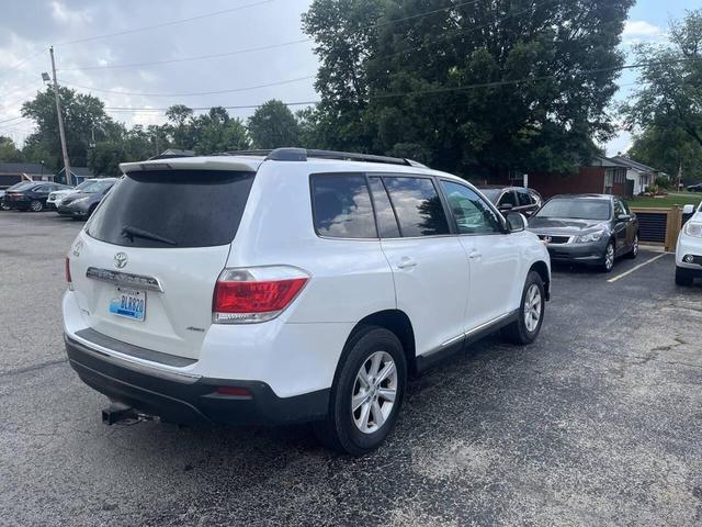 Photo of 2011 White Toyota Highlander