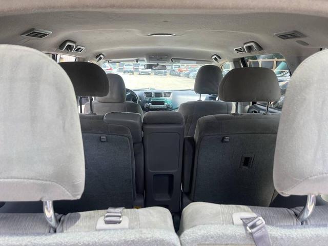 Photo of 2011 White Toyota Highlander