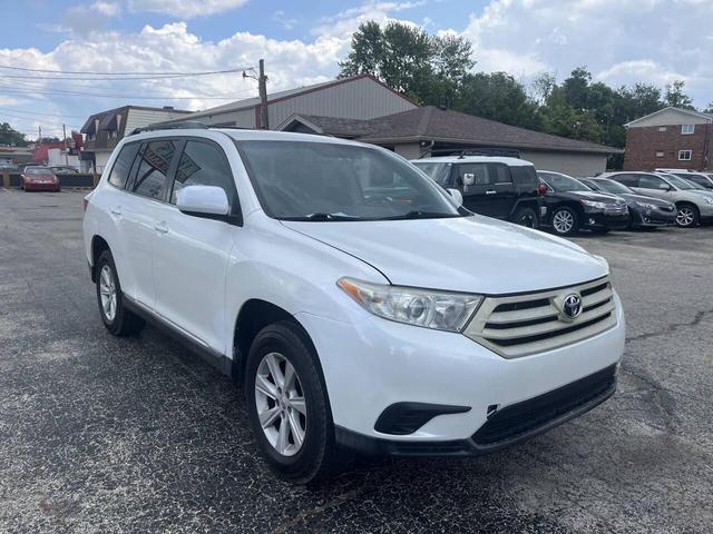 Photo of 2011 White Toyota Highlander