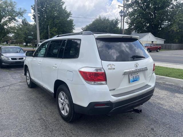 Photo of 2011 White Toyota Highlander