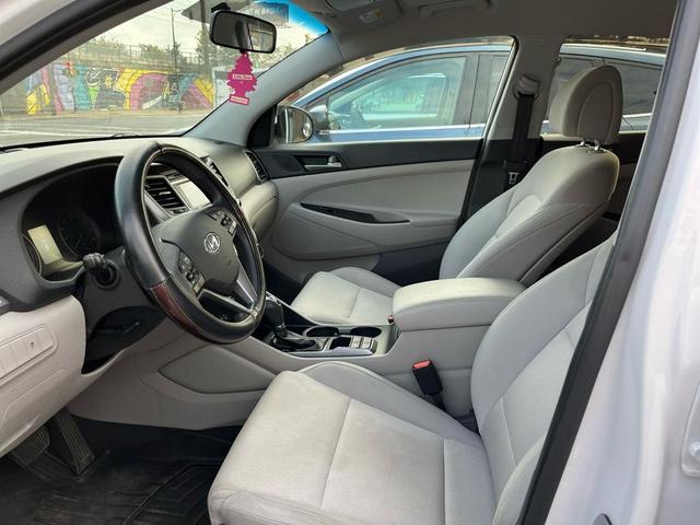 Photo of 2017 White Hyundai TUCSON