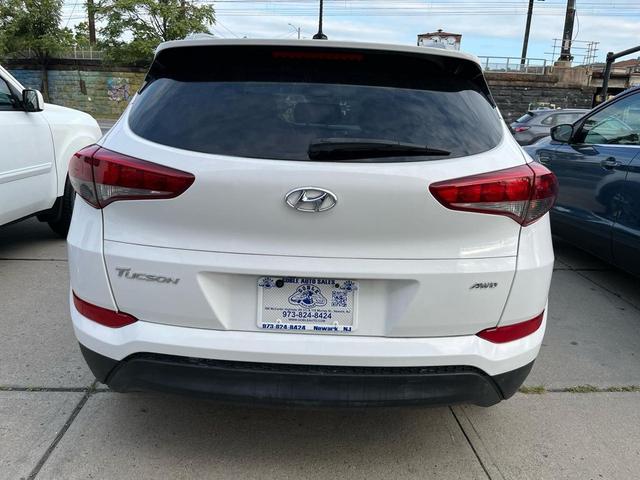 Photo of 2017 White Hyundai TUCSON