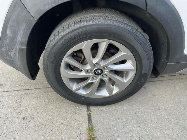 Photo of 2017 White Hyundai TUCSON