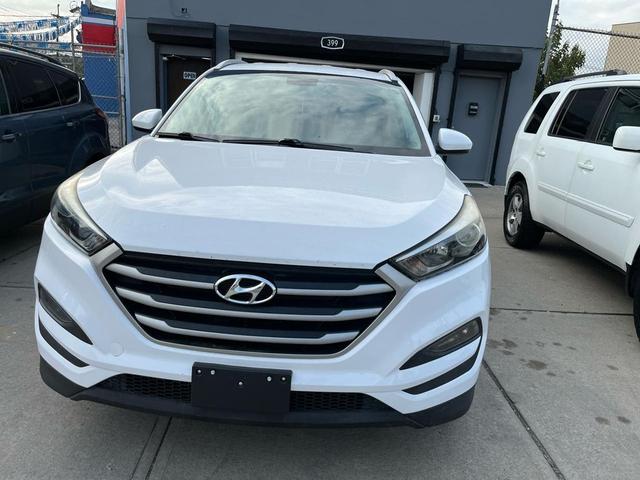 Photo of 2017 White Hyundai TUCSON