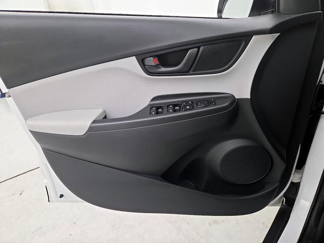 Photo of 2022 White Hyundai KONA