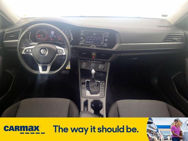 Photo of 2019 White Volkswagen Jetta
