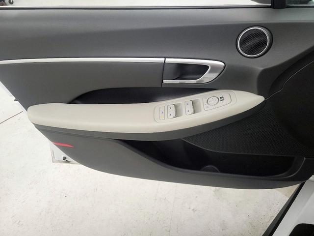 Photo of 2022 White Hyundai SONATA