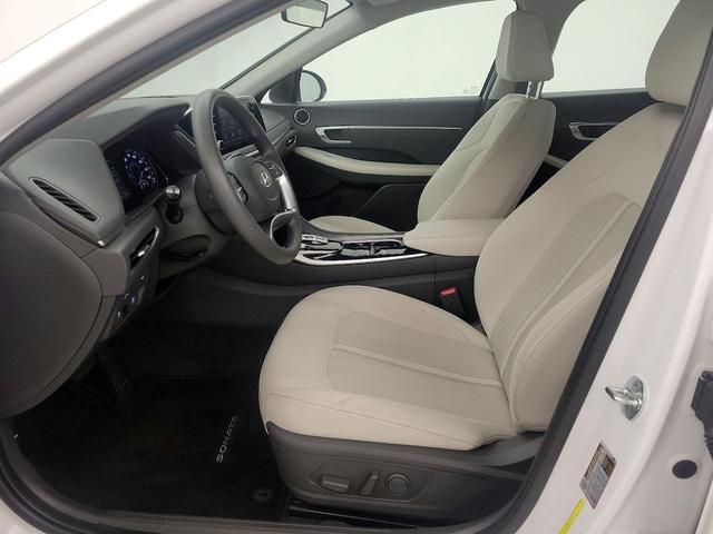 Photo of 2022 White Hyundai SONATA