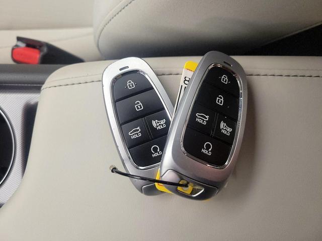 Photo of 2022 White Hyundai SONATA