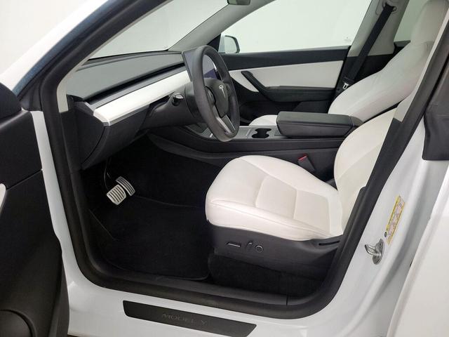 Photo of 2022 White Tesla Model Y