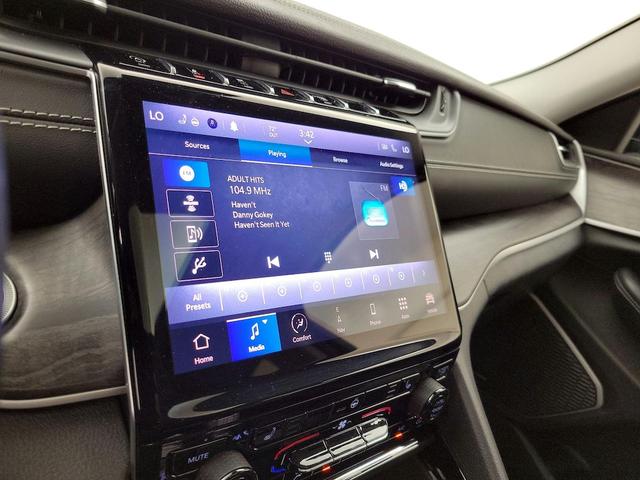 Photo of 2021 White Jeep Grand Cherokee L