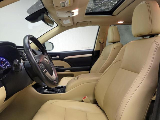 Photo of 2017 Burgundy Toyota Highlander