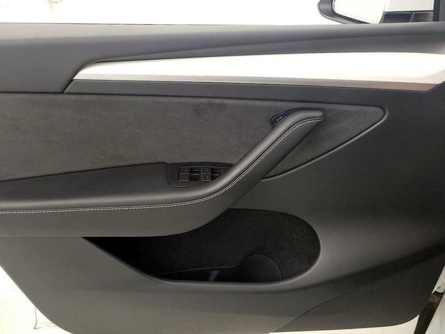 Photo of 2023 White Tesla Model Y