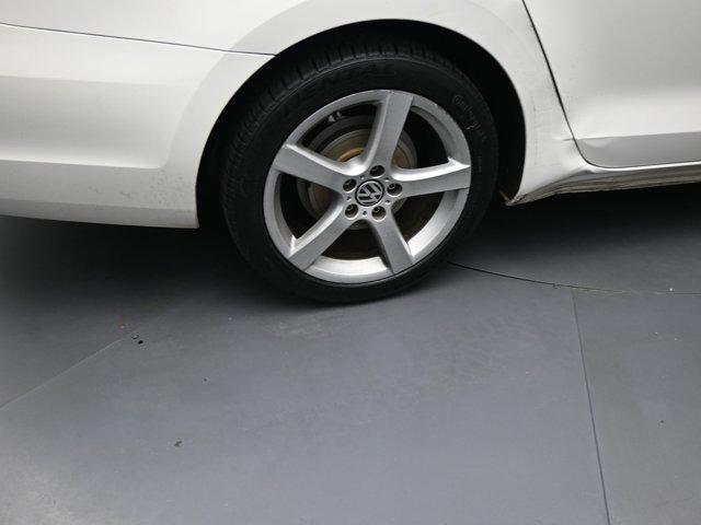 Photo of 2012 Candy White Volkswagen Jetta