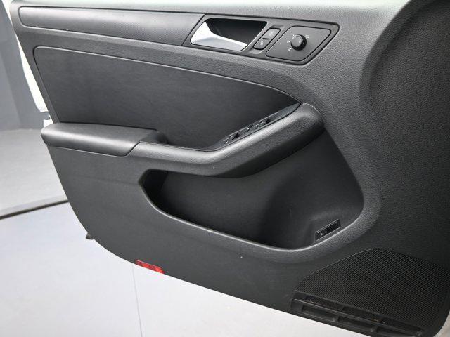 Photo of 2012 Candy White Volkswagen Jetta