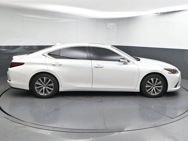 Photo of 2021 Eminent White Pearl Lexus ES 350