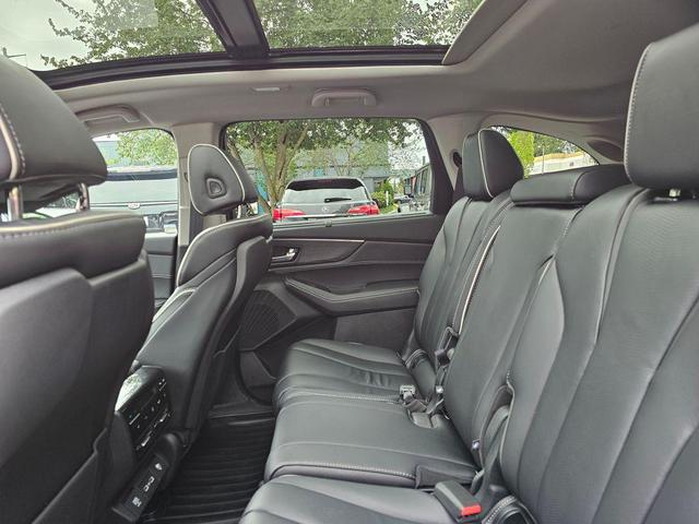 Photo of 2024 Lunar Silver Metallic Acura MDX