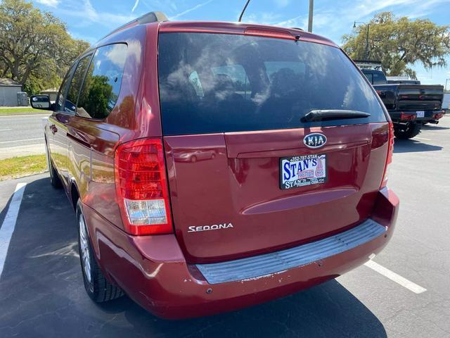 Photo of 2011 Red Kia Sedona