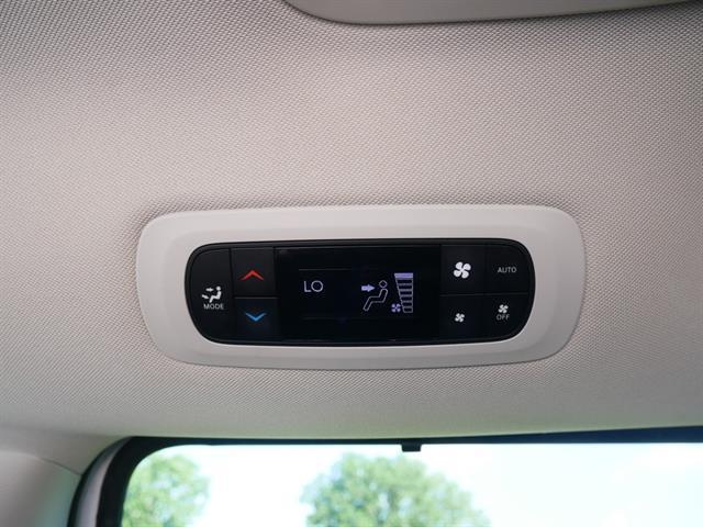Photo of 2023 Bright White Clearcoat Chrysler Pacifica
