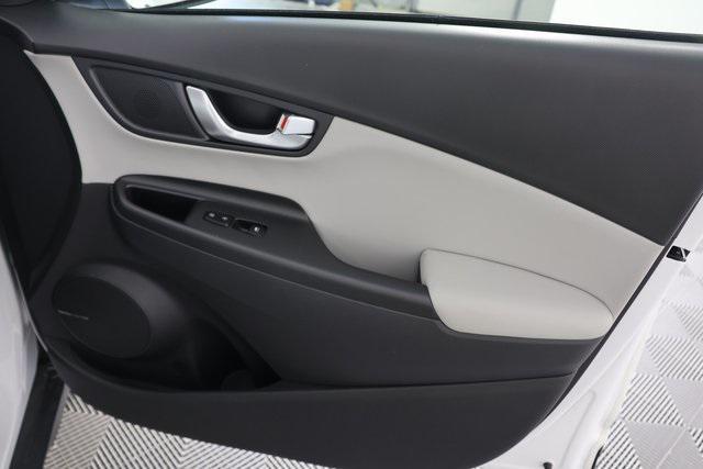 Photo of 2022 Lunar White Hyundai KONA