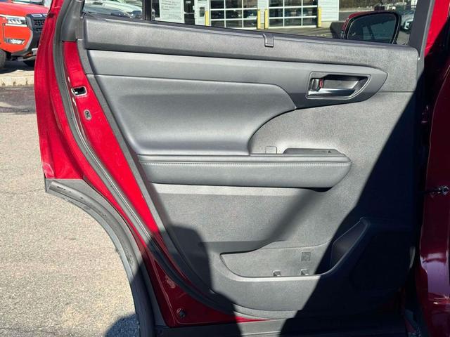 Photo of 2022 Ruby Flare Pearl Toyota Highlander Hybrid