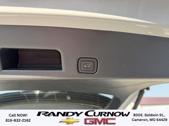 Photo of 2024 Summit White Chevrolet Traverse