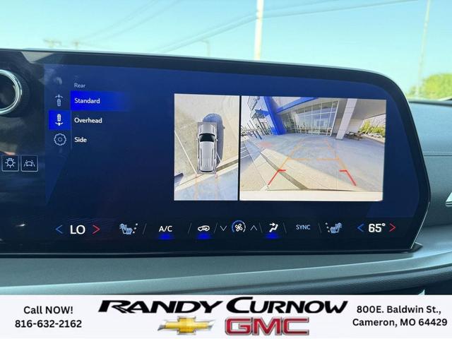 Photo of 2024 Summit White Chevrolet Traverse