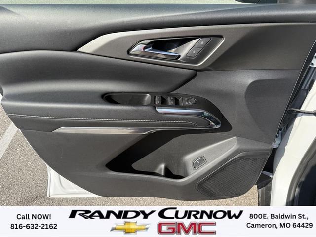 Photo of 2024 Summit White Chevrolet Traverse