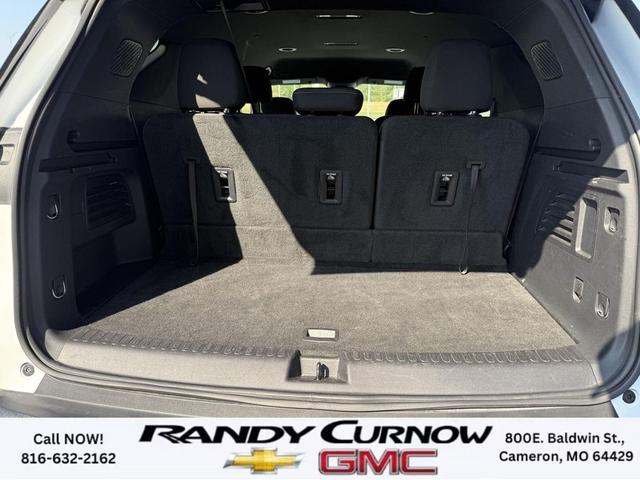 Photo of 2024 Summit White Chevrolet Traverse