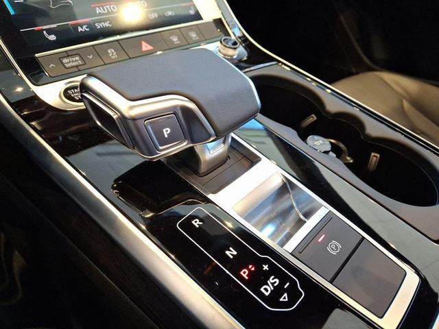 Photo of 2025 Satellite Silver Metallic Audi Q8