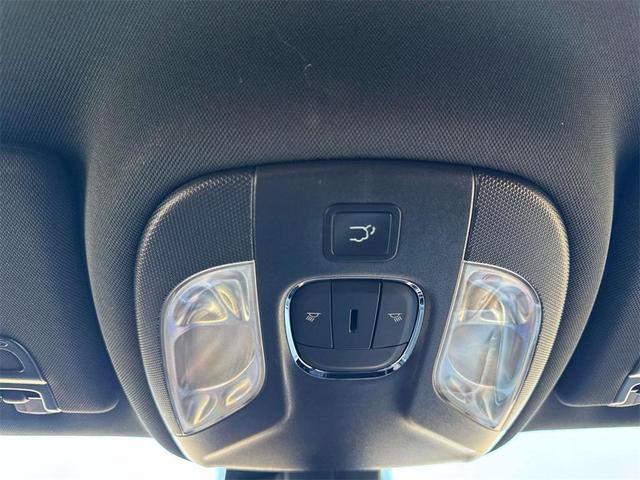 Photo of 2025 Diamond Black Crystal Pearlcoat Jeep Compass