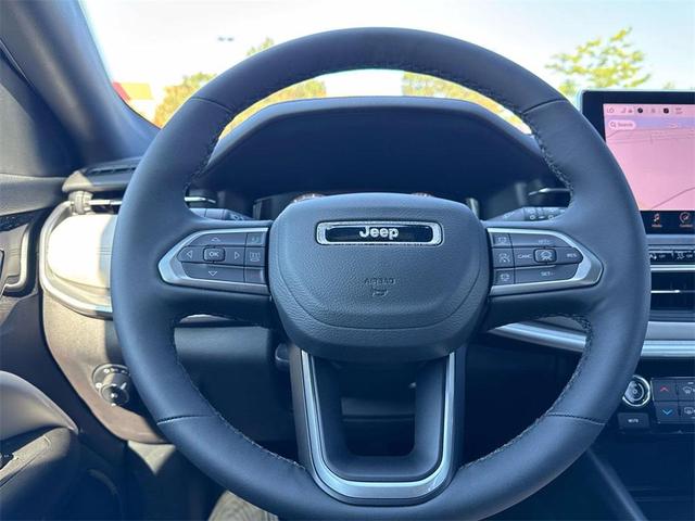 Photo of 2025 Diamond Black Crystal Pearlcoat Jeep Compass