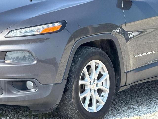 Photo of 2016 Granite Crystal Metallic Clearcoat Jeep Cherokee