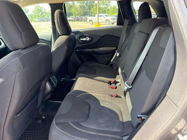Photo of 2016 Granite Crystal Metallic Clearcoat Jeep Cherokee