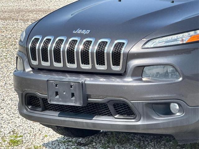 Photo of 2016 Granite Crystal Metallic Clearcoat Jeep Cherokee