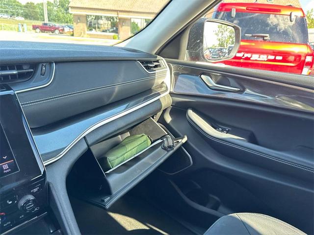 Photo of 2022 Velvet Red Pearlcoat Jeep Grand Cherokee