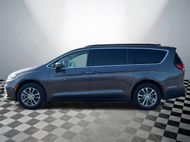 Photo of 2021 Brilliant Black Crystal Pearlcoat Chrysler Pacifica