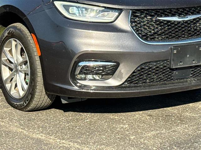 Photo of 2021 Brilliant Black Crystal Pearlcoat Chrysler Pacifica