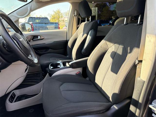 Photo of 2021 Brilliant Black Crystal Pearlcoat Chrysler Pacifica