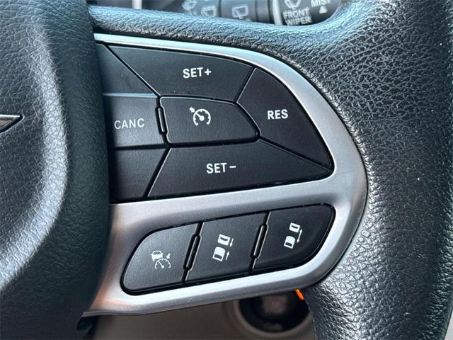 Photo of 2021 Brilliant Black Crystal Pearlcoat Chrysler Pacifica